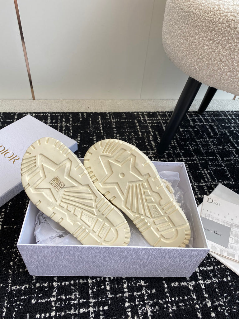 *PRE-ORDER* CREAM SANDALS