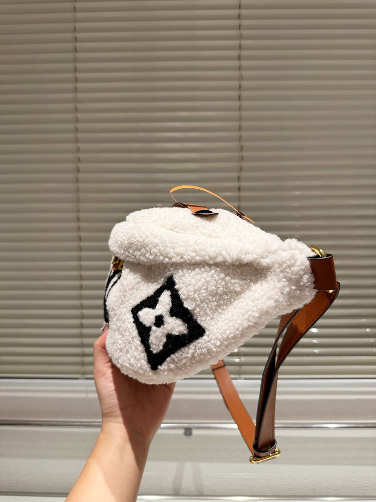 *PRE-ORDER* FLUFFY BUM BAG