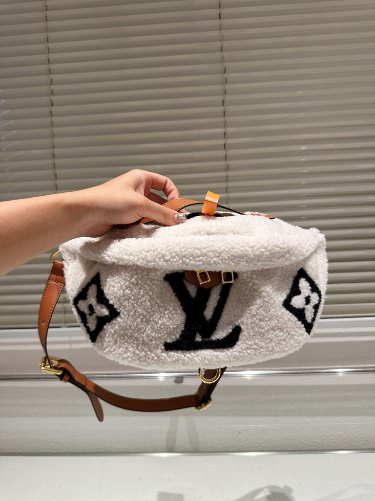 *PRE-ORDER* FLUFFY BUM BAG